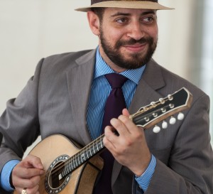 “Acredito que a importância e a influência de Jacob para o choro são incalculáveis. Ele não só influenciou bandolinistas, mas também outros instrumentistas diversos, de sua época até os dias de hoje, e cada vez mais. Sua musicalidade ia além de seu bandolim; não se preocupava somente com o seu instrumento, mas com a beleza da harmonização de todos os elementos, composição, conjunto, estética, etc. Sua arte é natural e verdadeira, com méritos universais, manifestada por meio do choro. Um homem de raríssima inteligência e sensibilidade e que, graças à sua disciplina e seu poder de organização, podemos apreciar a exuberância e, ao mesmo tempo, a simplicidade de sua produção musical, referência para quem quer conhecer choro e se aprofundar no gênero. Jacob foi o máximo como instrumentista, compositor e intérprete do choro; também podia compor e tocar outros gêneros como ninguém. Sua defesa (com unhas e dentes) do que era legítimo artisticamente surtiu efeito, abrindo o coração e os olhos de muitos. Sua música espiritualizada, do coração, talvez já bastasse para difundir o choro pelo mundo em uma só linguagem. Jacob criou um jeito de tocar bandolim completamente diferente de tudo que se tinha ouvido desse instrumento no Brasil e no mundo. Em suas interpretações, percebem-se, nas músicas mais dramáticas, algumas técnicas que podem lembrar uma guitarra portuguesa. Nos choros mais saltitantes, ouvimos sua palheta “repicando”, feito um tamborim. Muitas são as técnicas por ele desenvolvidas, de difícil execução, verdadeiros desafios, até para os bandolinistas mais experientes. Jacob elevou o bandolim a outro patamar, com muitas variedades de sons. Desenvolveu ferramentas indispensáveis ao choro. No livro “O Choro”, - de Alexandre Gonçalves Pinto, o “Animal”, escrito em 1936, sobre os chorões do final do século XIX e começo do XX - admirei-me com a relação de flautistas a perder as contas e pouquíssimos bandolinistas. Da quantidade de bandolinistas existentes hoje pode-se perceber a relevância de Jacob para o bandolim brasileiro. Na minha formação, Jacob teve grande importância; ao lado de Waldir Azevedo, despertou-me para o choro, pouco depois que nasci. Cresci ouvindo os discos e tirando suas músicas de ouvido. Jacob foi, e é, um dos grandes exemplos de inspiração para se fazer tudo bem feito.”