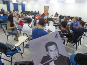 Andréia Veber participou e foi a vencedora da promoção da Revista do Choro que sorteou o Songbook de Altamiro Carrilho, publicado pela Choro Music. Pelo que vemos na foto, o songbook está sendo muito bem utilizado! Parabéns a todos!