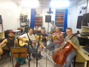 Grupo do Projeto Roda de Choro da UEM gravando o CD 'Lappso'.