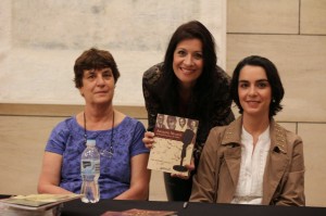 À esquerda, a autora Thais Matarazzo, no dia em que lançou o livro no projeto Cultura no Choro (SP). Ao centro, destacando o livro, a produtora do projeto, Cris Caner.