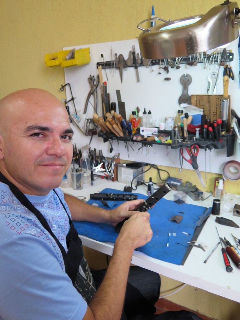 O luthier Alessandro Garcia em seu ateliê, em Belo Horizonte.
