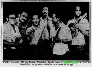Abel entre os chorões com os quais fazia o Chorinho na Praça.