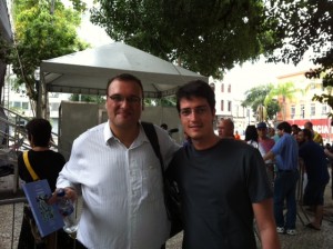 Em sua estada no Rio de Janeiro, o autor Sergio Aires presenteou o flautista Antonio Rocha [à esquerda] com seu livro Pensadores do Choro