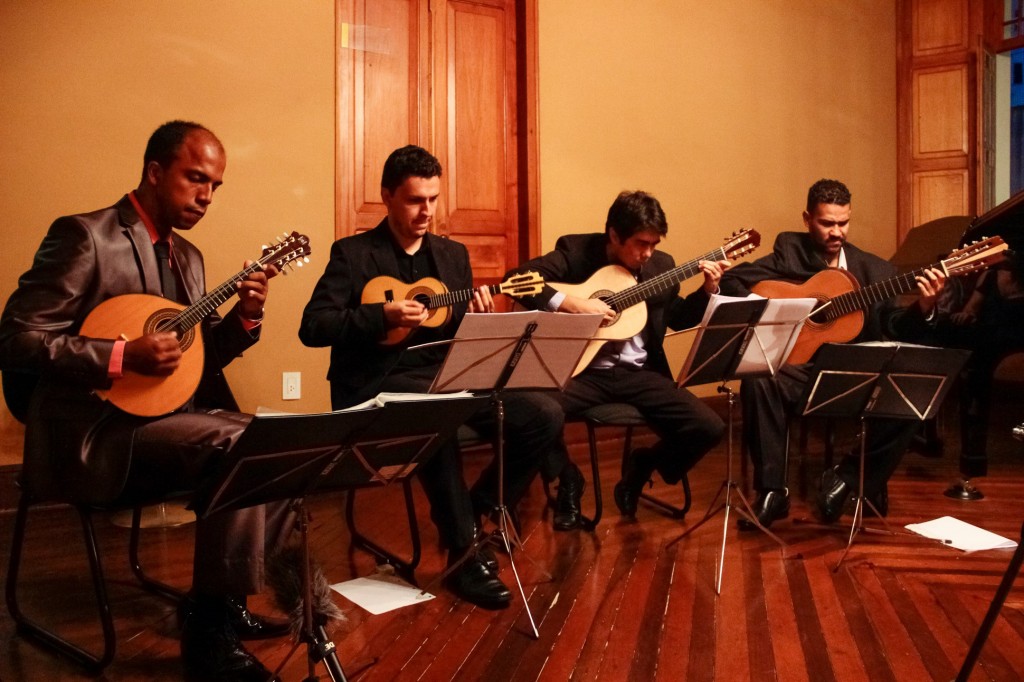 Wellington Gama (bandolim), Bruno Silva (cavaquinho), Felipe Tanimoto (violão de 6 cordas) e Leandro Miguel (violão de 7 de cordas)