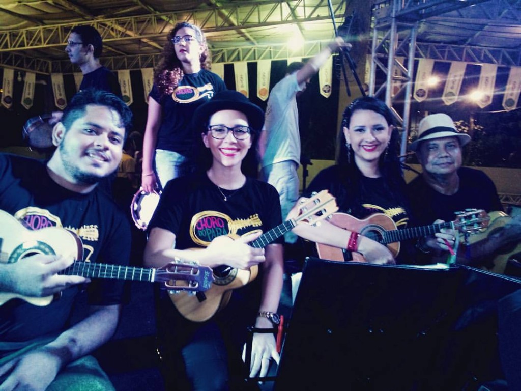 Vanessa com alguns integrantes da Orquestra de Choro do Pará