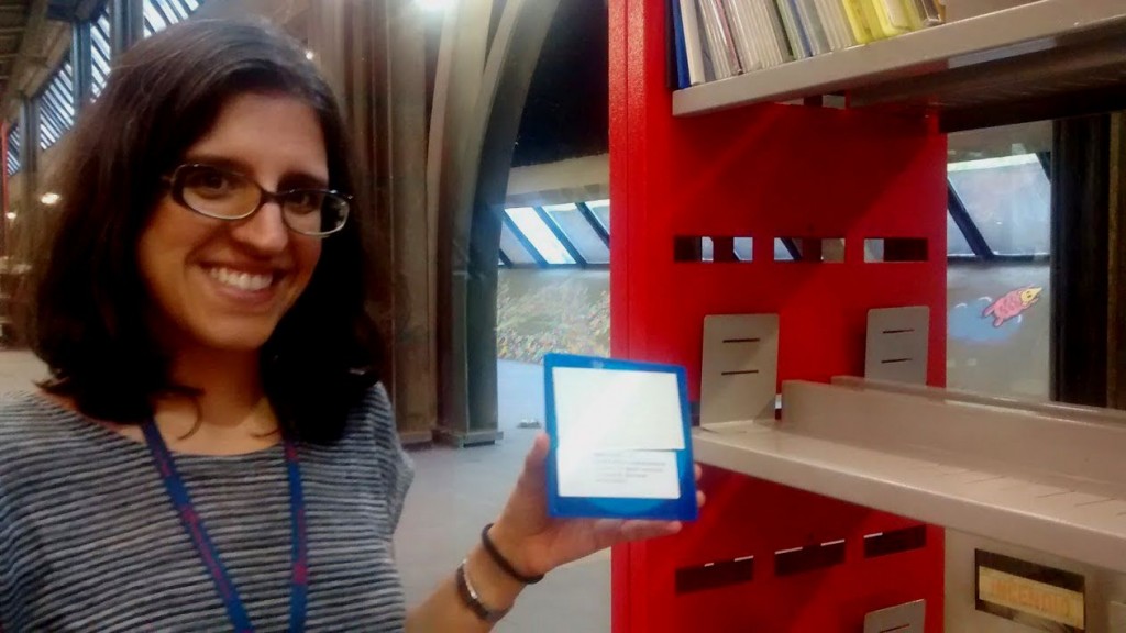 Bibliotecária Bruna Pacheco e o exemplar original do audiolivro Chorando na Garoa - Memórias Musicais de São Paulo.