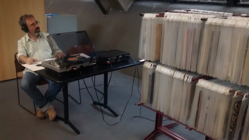 José de Almeida Amaral Júnior ouvindo um raro LP dos festivais do choro dos anos 1970.