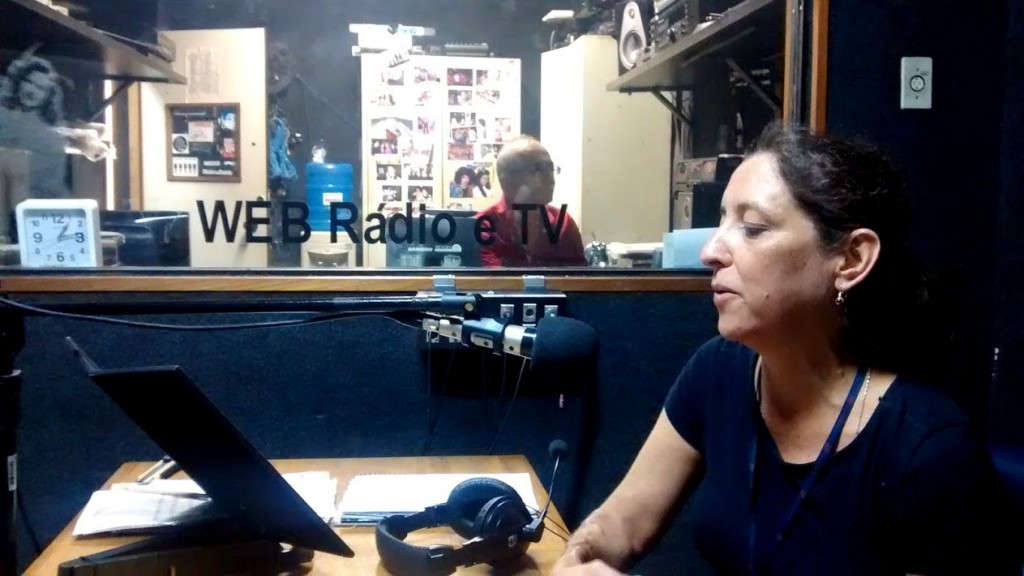 Radialista Marta Fonterrada, no estúdio de gravações do audiolivro, a Web rádio do CCSP.