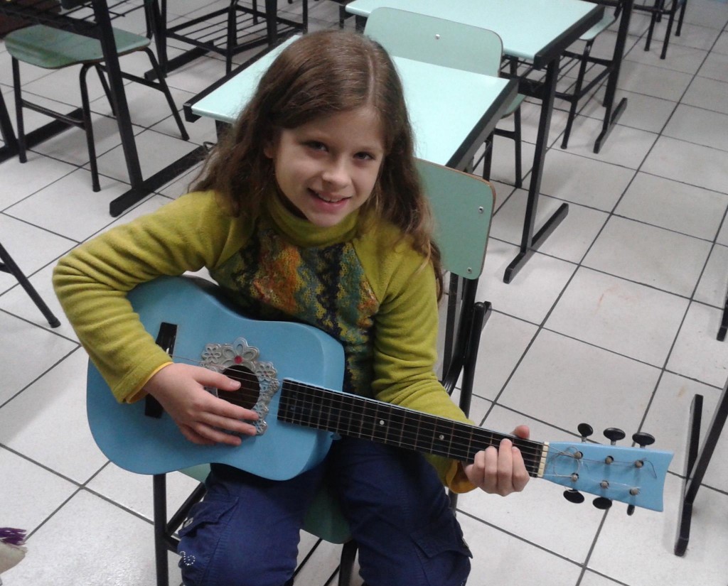 Amanda Miculis, de 8 anos, estuda violão na oficina de choro.