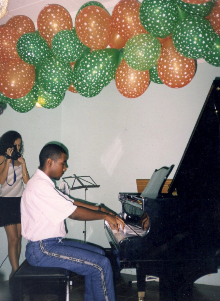 Aos 18 anos no primeiro recital de piano.