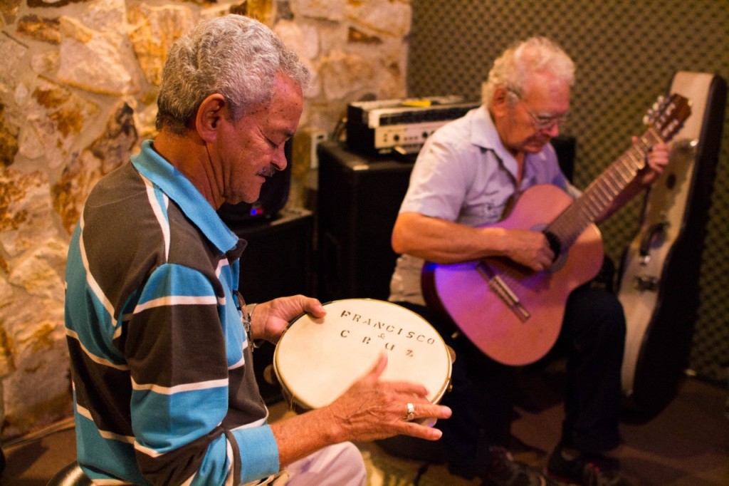 Francisco da Cruz (pandeiro) e Humberto dos Santos (violão) no estúdio durante gravações