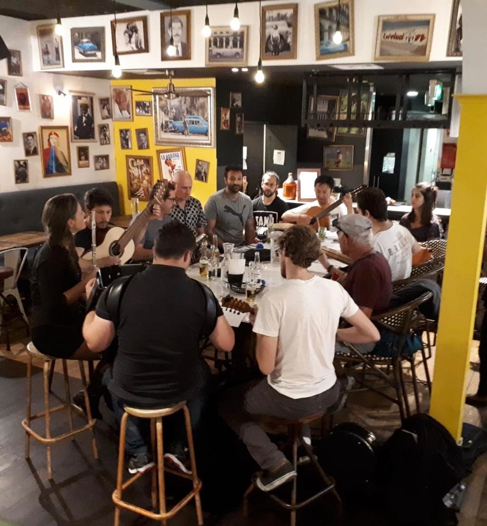 Um momento de uma das rodas de choro do Clube do Choro de Sydney e um registro da gravação dos músicos do Clube com professores da Universidade de Sydney