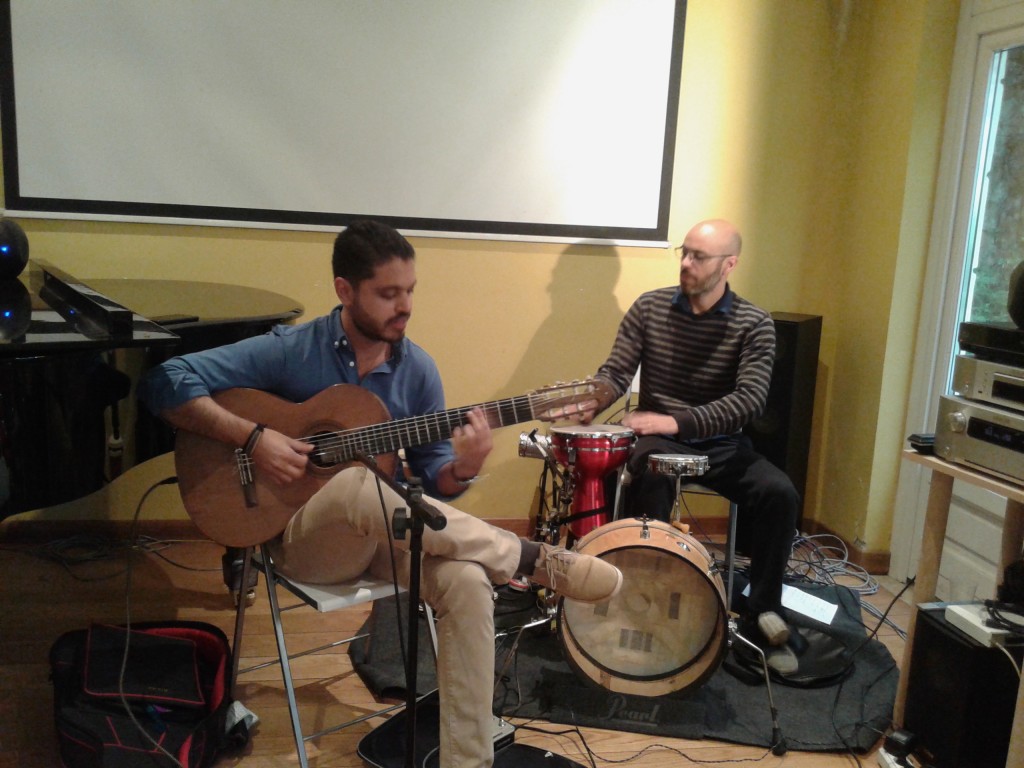 Os músicos Henrique Neto, ao violão, e Carlos César, na bateria, durante a apresentação de ontem, na abertura do workshop