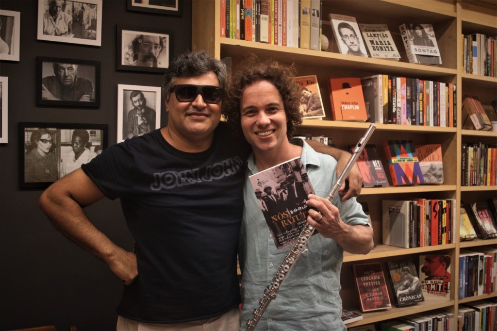 O autor do livro, Izomar Lacerda, e o flautista Bernardo Sens.